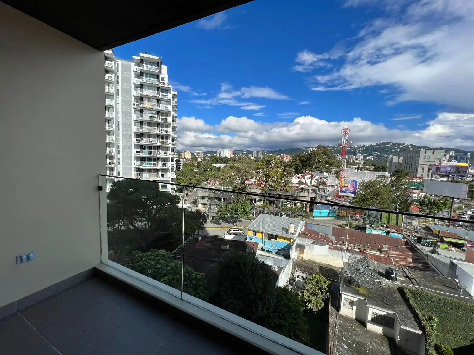 Apartamento en venta Zona 10 Guatemala – IQ10 moderno con balcón y amenidades de lujo